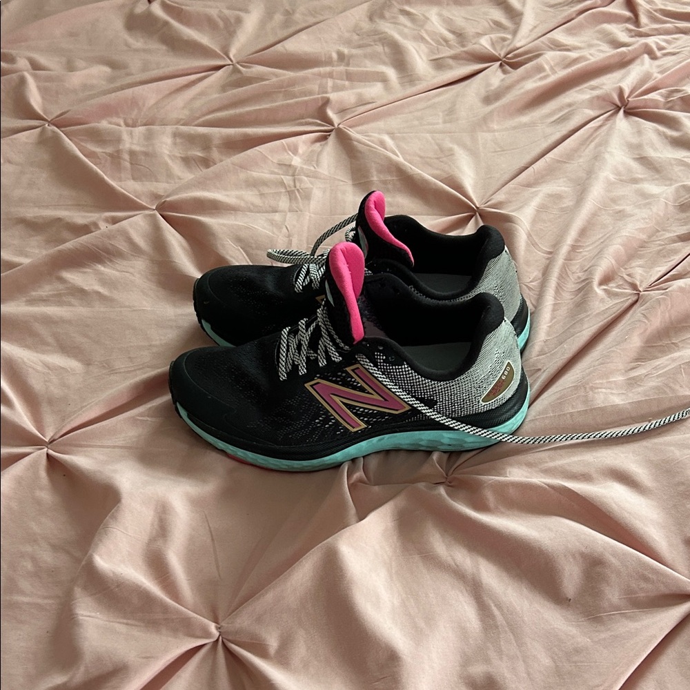 New Balance Women's Black and Pink Athletic Shoes